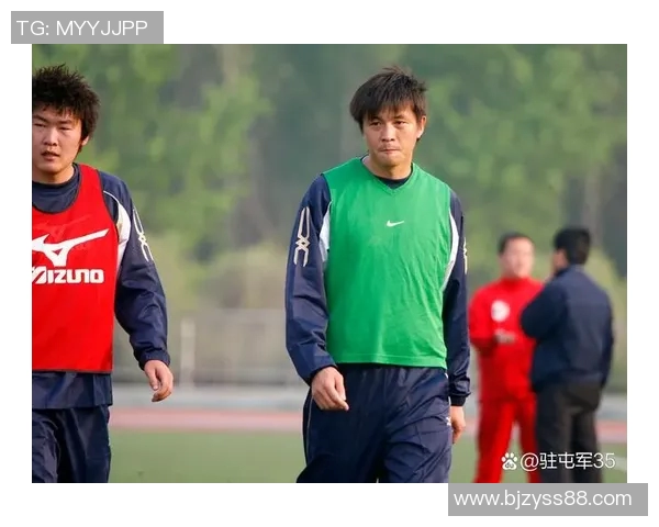 圣诞节足球球星与家人温馨合影展现团圆喜庆气氛