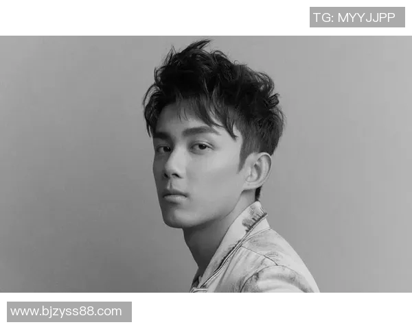 足球场上的俊朗男孩魅力十足 展现帅气球星风采与无尽活力